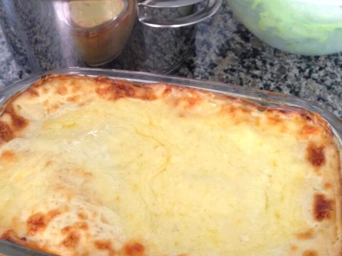 Lasanha com Queijo, Presunto, Molho Bechamel e Molho de Tomate