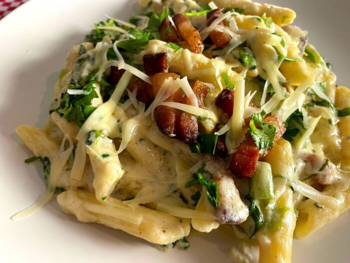 Macarrão Cremoso com Bacon, Brócolis e Queijo