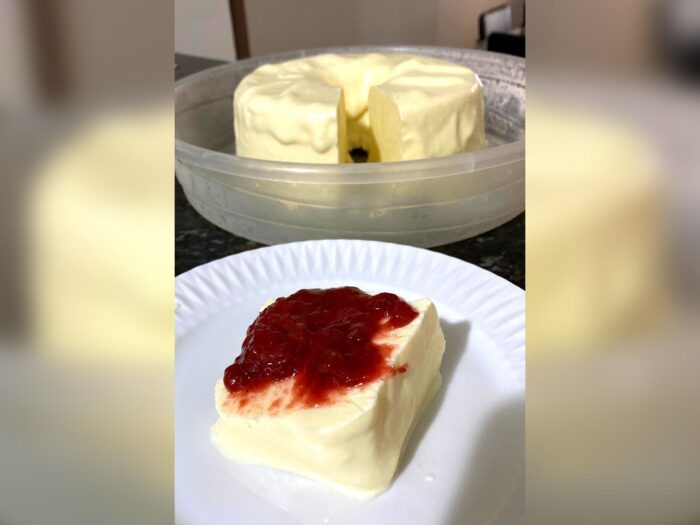 Torta de Sorvete de Leite Ninho com Geleia de Morango